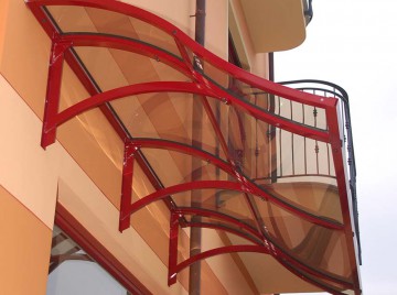 Pensilina in alluminio e policarbonato